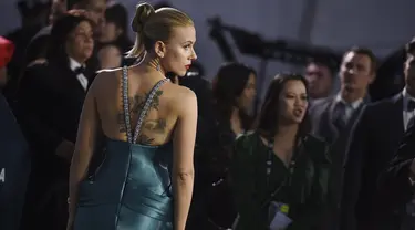 Aktris Scarlett Johansson tiba menghadiri SAG Awards 2020 di Shrine Auditorium & Expo Hall di Los Angeles (19/1/2020). Scarlett Johansson tampil seksi mengenakan gaun biru dengan memamerkan tato di perut dan punggungnya di acara tersebut. (Jordan Strauss/Invision/AP)