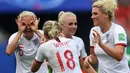 Steph Houghton dan Ellen White merayakan gol kedua Inggris ke gawang Kamerun.  ( AFP/Denis Charlet )