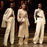 Fendi juga merilis koleksi berpotongan tutleneck. Kamu bisa memakai cape gaya ini untuk ke kantor agar tampil semakin stylish.