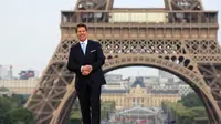 Aktor ganteng, Tom Cruise berpose setibanya di World premiere film terbarunya, Mission: Impossible Fallout di Paris, Kamis (12/7). Mission: Impossible 6 tersebut merupakan sekuel salah satu film yang paling dinantikan tahun ini. (AP/Thibault Camus)