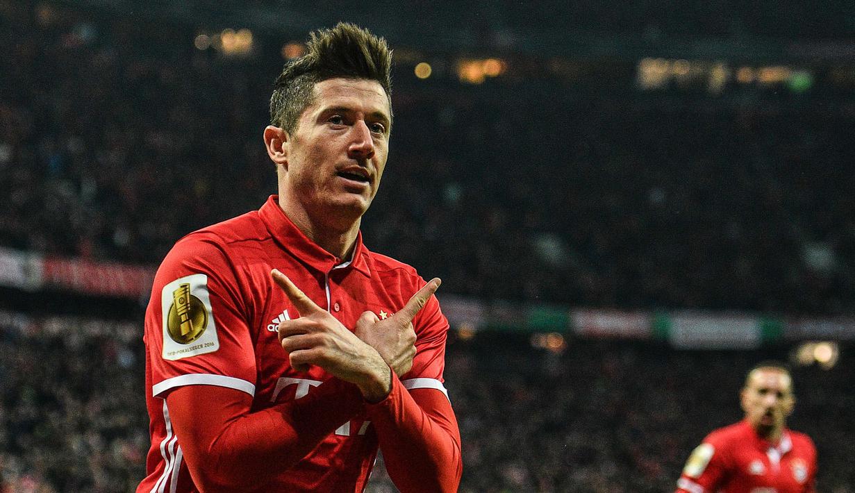Penyerang Bayern Munchen, Robert Lewandowski menempati urutan ketiga klasemen sementara top scorer Bundesliga, Lewandowski  baru mengoleksi 21 gol hingga pekan ke-25. (EPA/Christian Bruna)