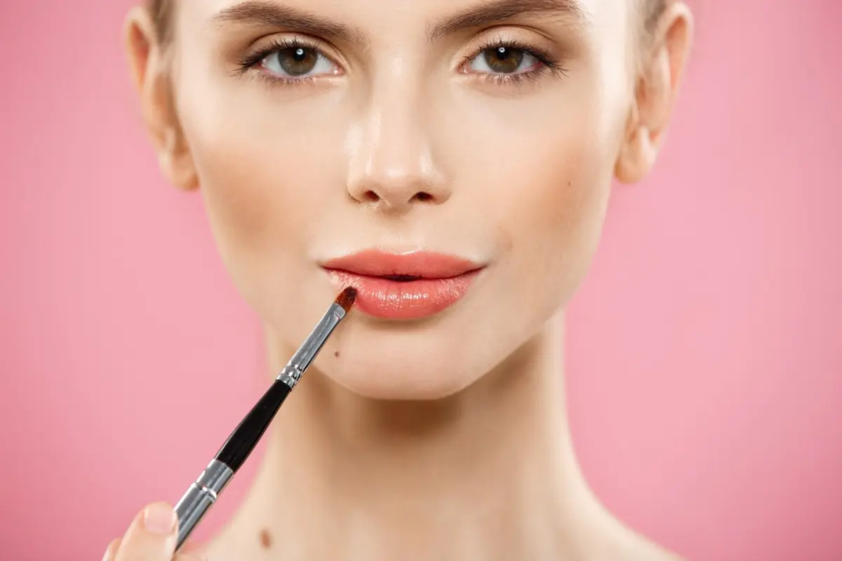 Ilustrasi memakai lip liner/freepik.com/benzoix