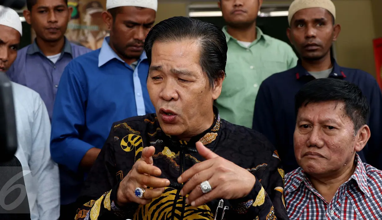 Ketua Umum Persatuan Islam Tionghoa Indonesia (PITI), Anton Medan, memberikan keterangan ke awak media setelah menemui Kapolda Metro Jaya Irjen Mochamad Iriawan di Polda Metro Jaya, Jakarta, Senin (31/10). (Liputan6.com/Gempur M Surya)