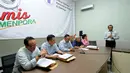 Deputi V Kemenpora, Gatot S Dewabroto (kanan) bersama tim sembilan Kemenpora melakukan jumpa pers berakhirnya masa tugas tim sembilan di Jakarta, Rabu (6/5/2015). Tugas tim sembilan berakhir pada 30 April lalu. (Liputan6.com/Helmi Fithriansyah)