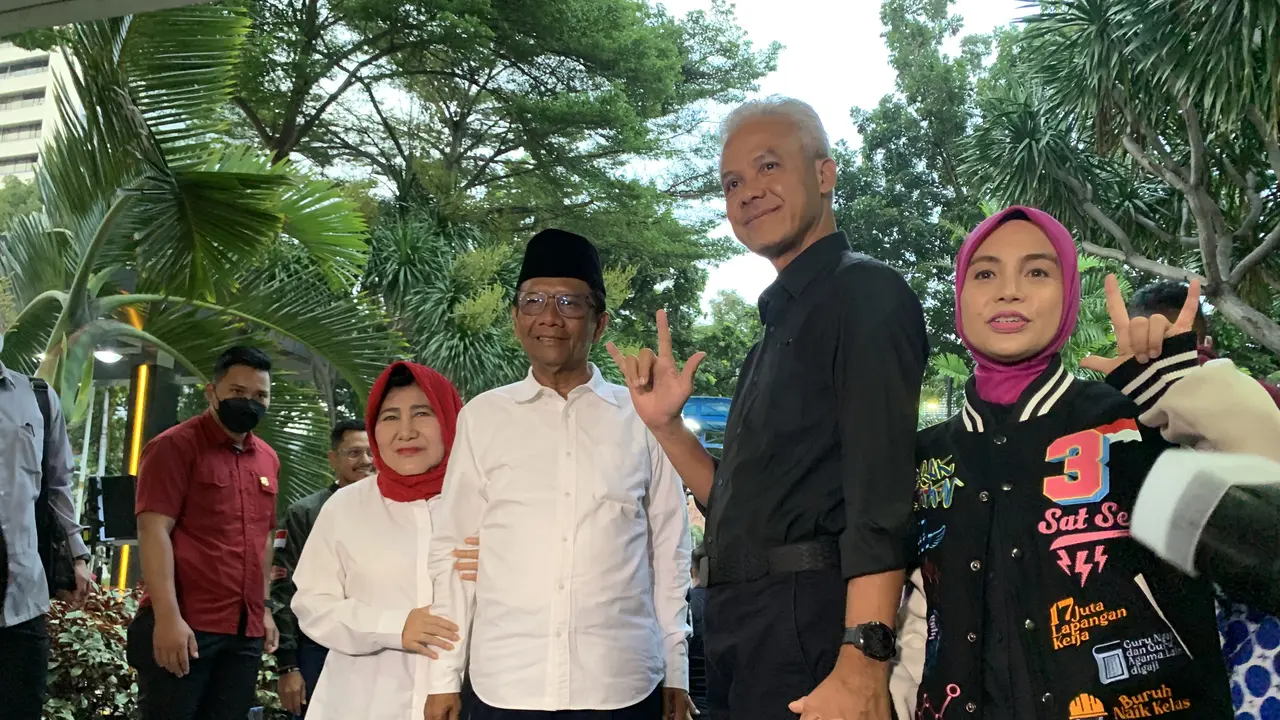 Calon Presiden (Capres) dan Calon Wakil Presiden (Cawapres) nomor urut 03 Ganjar Pranowo-Mahfud Md menuju lokasi debat Pilpres 2024 di Jakarta Convention Center (JCC), Senayan, Jakarta Pusat.