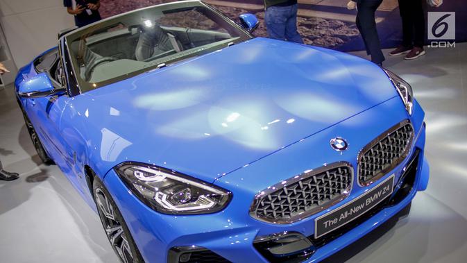 All-New BMW Z4 saat dipamerkan selama Indonesia International Motor Show (IIMS 2019) di JIExpo Kemayoran, Jakarta, Kamis (25/4). Kendaraan dengan mesin 2.0 L 4-silinder tersebut dijual dengan harga Rp1,459 miliar off-the-road. (Liputan6.com/Faizal Fanani)