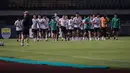 Timnas Indonesia menjalani latihan resmi terakhir menjelang laga pertama uji coba FIFA Matchday menghadapi Curacao di Stadion Gelora Bandung Lautan Api, Sabtu, 24 September 2022. Latihan yang digelar pada Jumat (23/9/2022) malam WIB tersebut diikuti oleh seluruh 23 pemain yang dipanggil pelatih Shin Tae-yong. (Bola.com/Bagaskara Lazuardi)