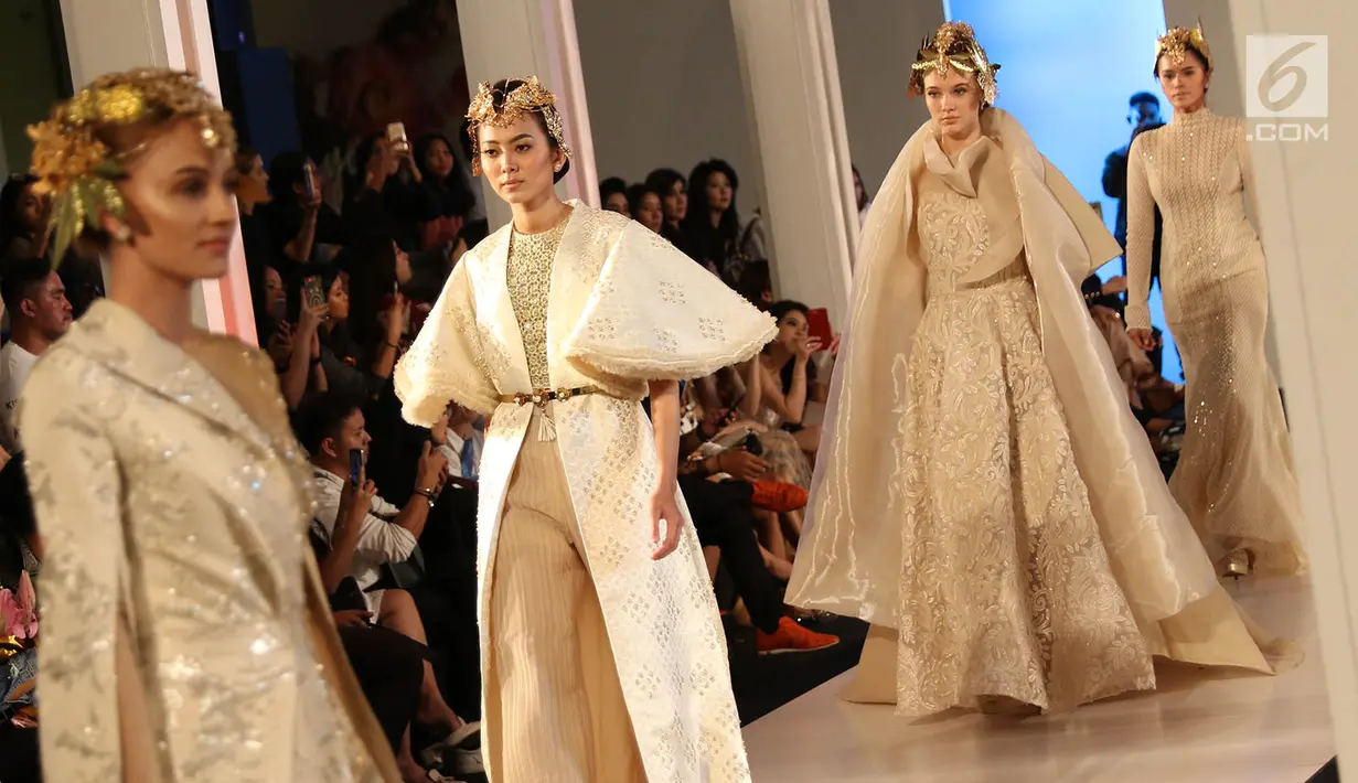 Model memperagakan busana dalam gelaran Fashion Nation 2018 di Senayan City, Jakarta, Senin (16/4). Dulux Ambiance berkolaborasi dengan desainer Barli Asmara, Diana Putri, dan desainer aksesori Rachel Octavia. (Liputan6.com/Immanuel Antonius)