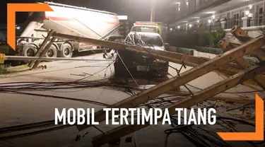 Saat tiang listrik jatuh dan menimpa mobil, pengemudi ini berhasil melarikan diri. Alhasil, pengemudi pun selamat tanpa luka sedikitpun di tubuhnya.