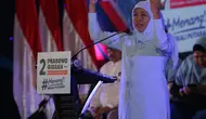 Dewan Pengarah dan Juru Kampanye Nasional (Jurkamnas) Tim Kampanye Nasional (TKN) Prabowo-Gibran Khofifah Indar Parawansa saat menghadiri apel akbar relawan di Surabaya, Sabtu (3/2/2024). (Liputan6.com/Dian Kurniawan)