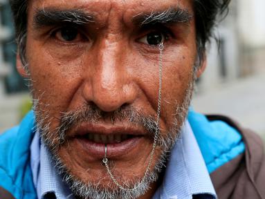 Edwin Morales, salah satu pemimpin demonstrasi berpose dengan mata palsunya di La Paz, Bolivia (12/4). Edwin merupakan satu dari ratusan penyandang cacat di Bolivia yang menuntut Presiden Bolivia Evo Morales. (REUTERS/David Mercado)