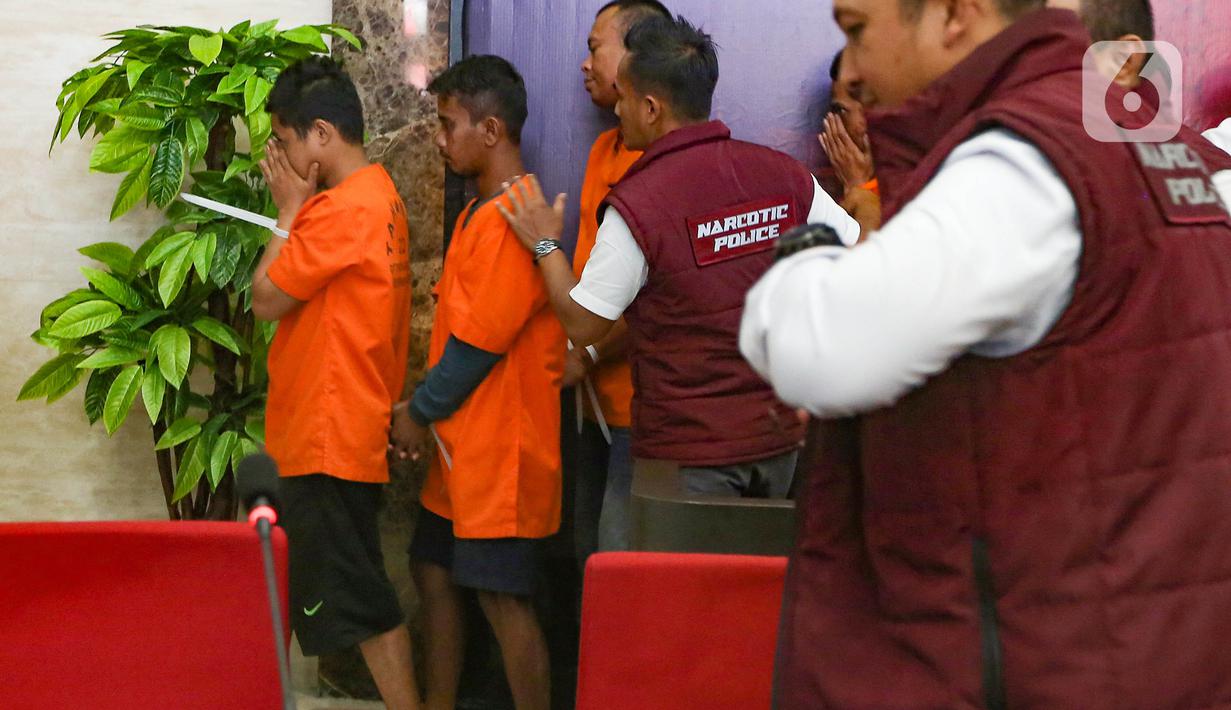 Ada 4 orang tersangka yang diamankan dengan inisial AR, TS, AS, dan SR. (merdeka.com/Arie Basuki)