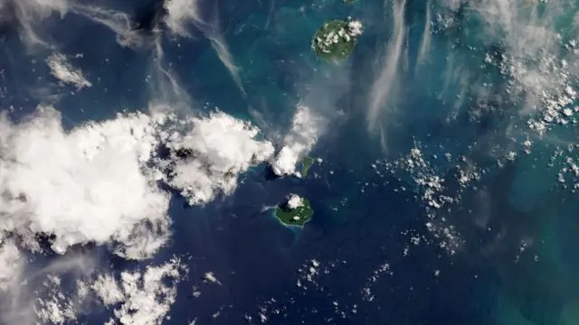 Letusan gunung berapi Anak Krakatau di Selat Sunda antara Jawa dan Sumatra terlihat 13 April 2020 oleh satelit Landsat 8. (NASA Earth Observatory/Lauren Dauphin, Landsat data from the U.S. Geological Survey)