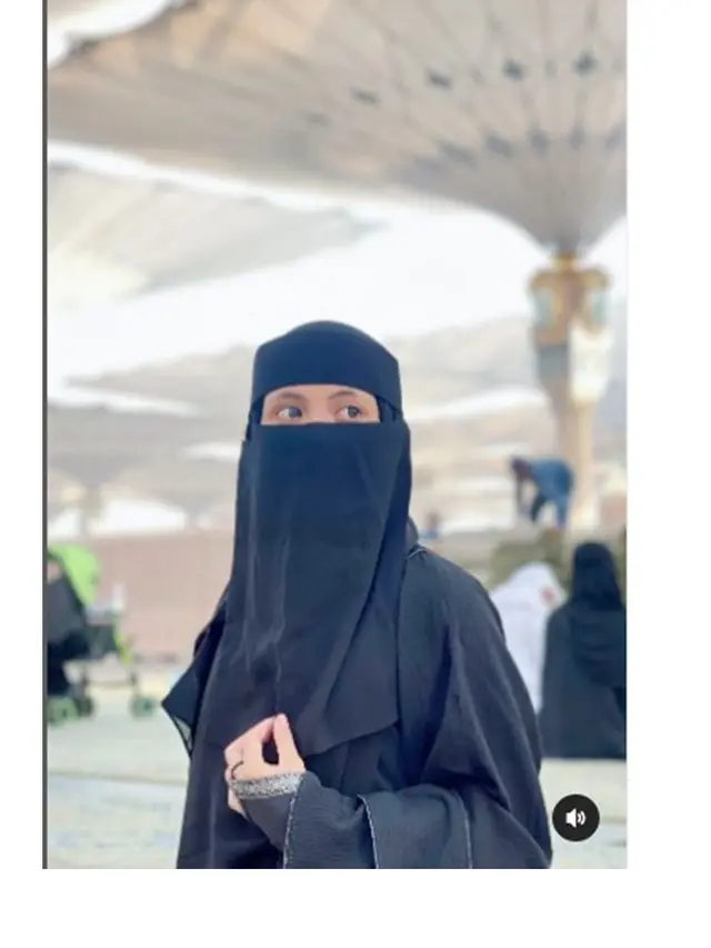 7 Momen Putri Isnari Jalani Umroh, Penampilan Bercadarnya Curi Perhatian