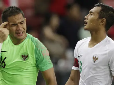 Kiper Indonesia, Andritany Ardhiyasa, tampak kecewa usai dikalahkan Singapura pada laga Piala AFF di Stadion Nasional, Singapura, Jumat (9/11). Singapura menang 1-0 atas Indonesia. (Bola.com/M. Iqbal Ichsan)