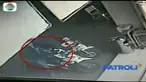 Aksi pencurian sepeda motor kian marak. Di kawasan Taman Sari, Jakarta Barat, kawanan pencuri bersenjata api terekam kamera pemantau.