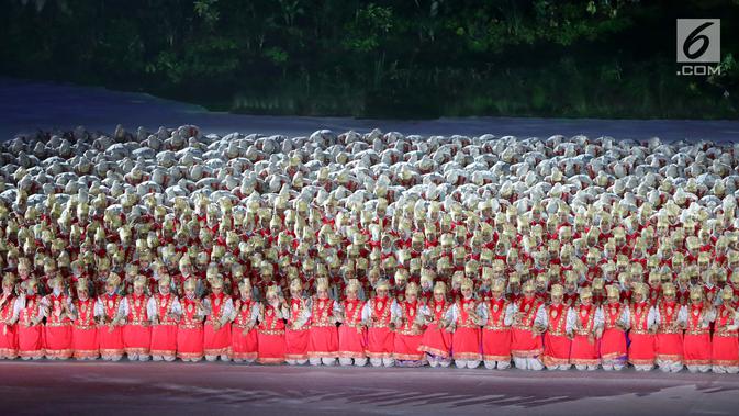 Penari menampilkan tari Ratoeh Jaroe dari Aceh pada pembukaan Asian Games 2018 di Stadion Gelora Bung Karno, Jakarta, Sabtu (18/8). Tari yang dibawakan secara massal membuat penonton yang hadir riuh bertepuk tangan. (Liputan6.com/ Fery Pradolo)