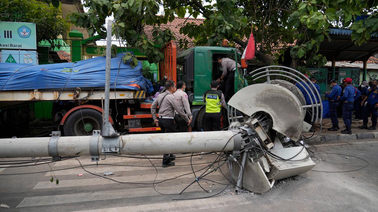 Penampakan Kecelakaan Maut di Bekasi, Truk Kontainer Hantam Halte Sekolah dan Tewaskan 10 Orang