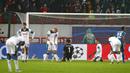 Para pemain Lokomotiv Moscow tampak kecewa usai ditaklukkan Juventus pada laga Liga Champions di RZD Arena, Rabu (6/11). Lokomotiv Moscow takluk 1-2 dari Juventus. (AP/Pavel Golovkin)