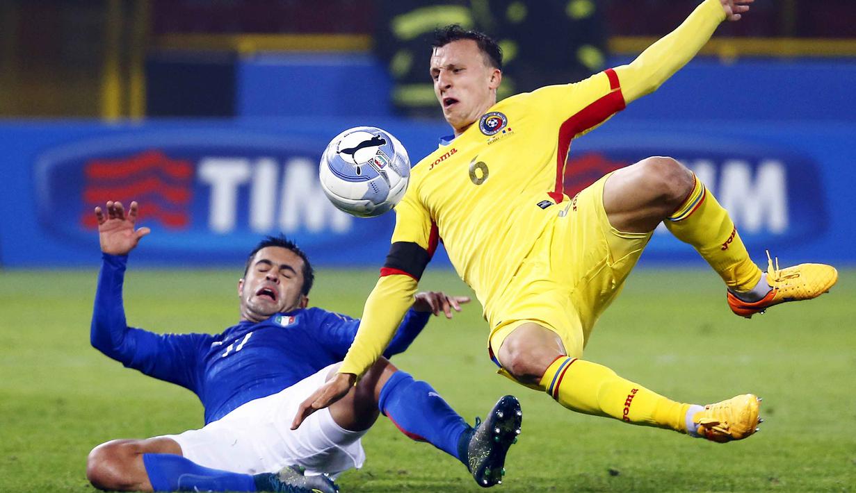 Pemain Italia Eder Citadin Martins (kiri) berebut bola dengan pemain Rumania Vlad Chiriches pada laga persahabatan melawan Rumania di Stadion Renato Dall'Ara, Bologna, Rabu (18/11/2015) dini hari WIB. (REUTERS/Stefano Rellandini)