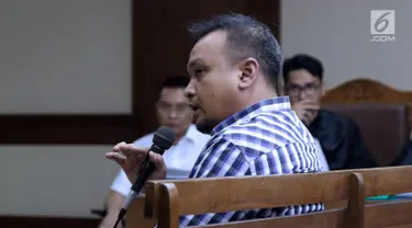 Irvanto Hendra Pambudi menjawab pertanyaan saat menjadi saksi sidang lanjutan dugaan suap proyek Bakamla dengan terdakwa Fayakhun Andriadi di Pengadilan Tipikor, Jakarta, Rabu (19/9). Sidang mendengar keterangan saksi. (Liputan6.com/Helmi Fithriansyah)