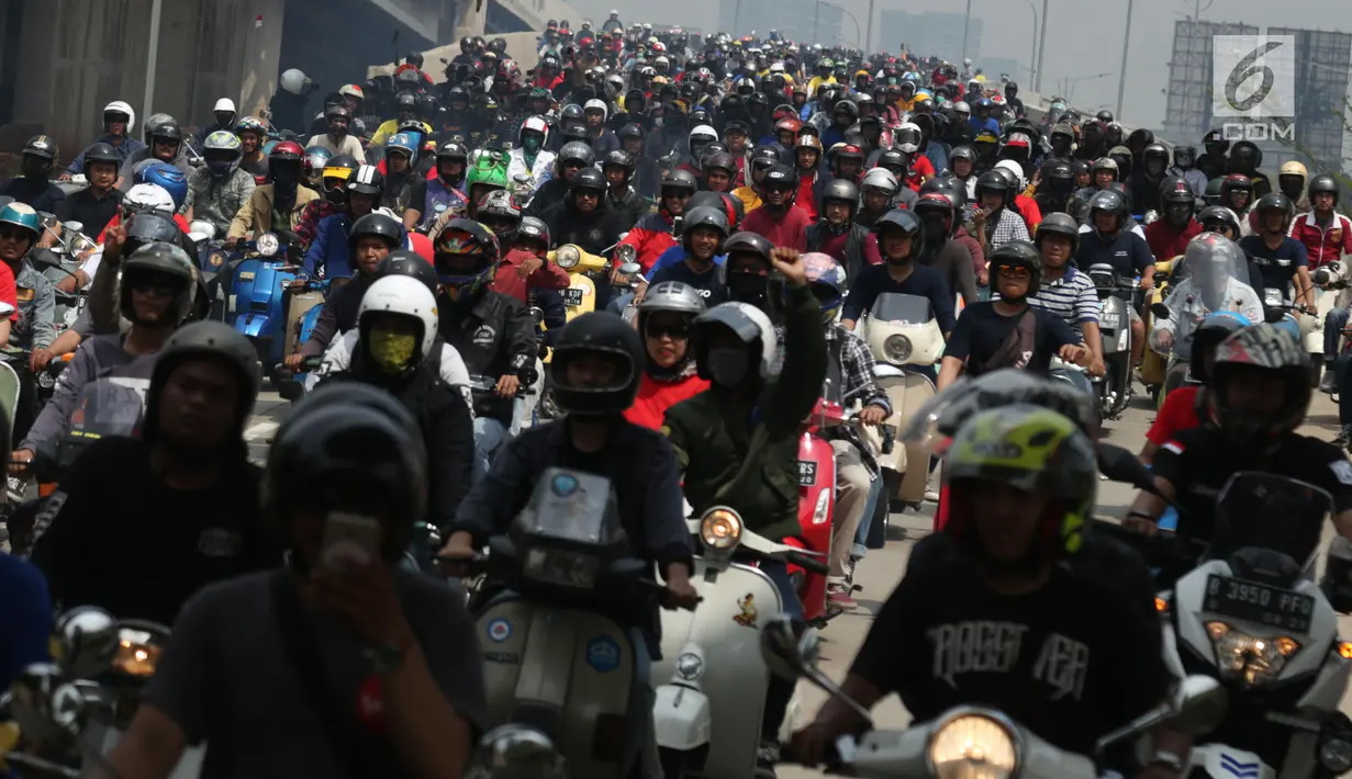 Ribuan komunitas Vespa melakukan konvoi bersama di kawasan TB Simatupang, Jakarta, Minggu (28/4/2019). Kegiatan konvoi sepeda motor keliling Jakarta tersebut untuk merayakan ulang tahun ke-73 komunitas Vespa bertajuk "Vespa Still Fun n Running". (Liputan6.com/Angga Yuniar)