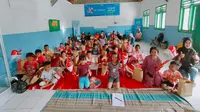 Anak-anak dari keluarga nasabah Permodalan Nasional Madani (PNM) Mekaar foto bersama usai menerima hadiah pada pembukaan Ruang Pintar Al-Hidayah di Desa Kalibatur, Tulunggung, Jawa Timur. (Liputan6.com/HO)