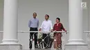 Presiden Jokowi didampingi Ibu Negara, Iriana Widodo saat berbincang dengan Presiden ke-44 AS, Barrack Obama di beranda Istana Presiden Bogor, Jumat (30/6). Kedatangan Obama di Istana Bogor atas undangan pribadi Jokowi.  (Liputan6.com/Angga Yuniar)