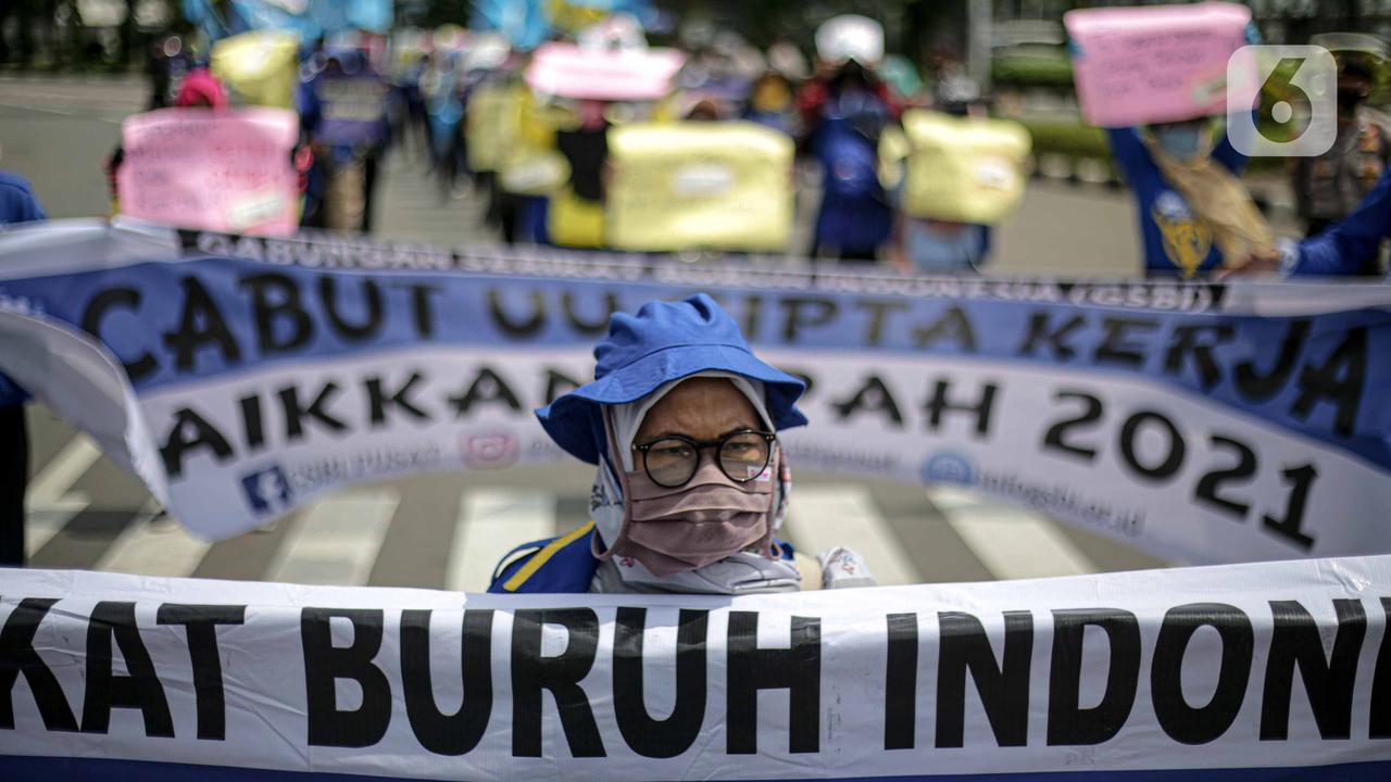 FOTO: Minta UU Cipta Kerja Dicabut, Buruh Unjuk Rasa Bawa Pembalut Wanita