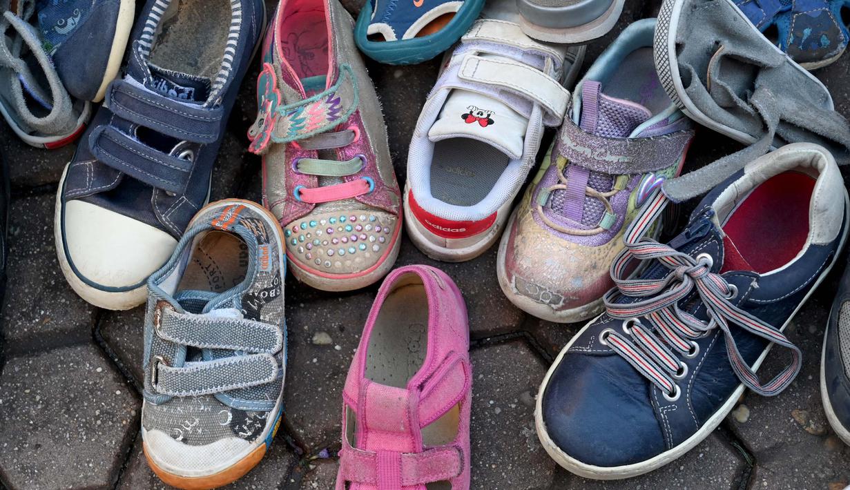 Sepatu anak-anak dipajang di Zagreb, pada 15 Desember 2023, dalam sebuah aksi demonstrasi oleh para aktivis perdamaian. (DENIS LOVROVIC/AFP)