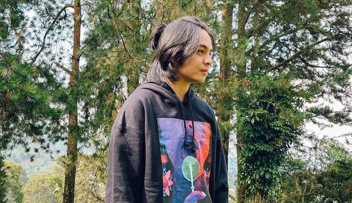 Akting Angga Yunanda di berbagai film selalu berhasil membuat banyak penonton terkesima. Tak hanya kariernya saja, akan tetapi gaya penampilan aktor 22 tahun ini juga menjadi soritan. (Liputan6.com/IG/@anggayunandareal16)