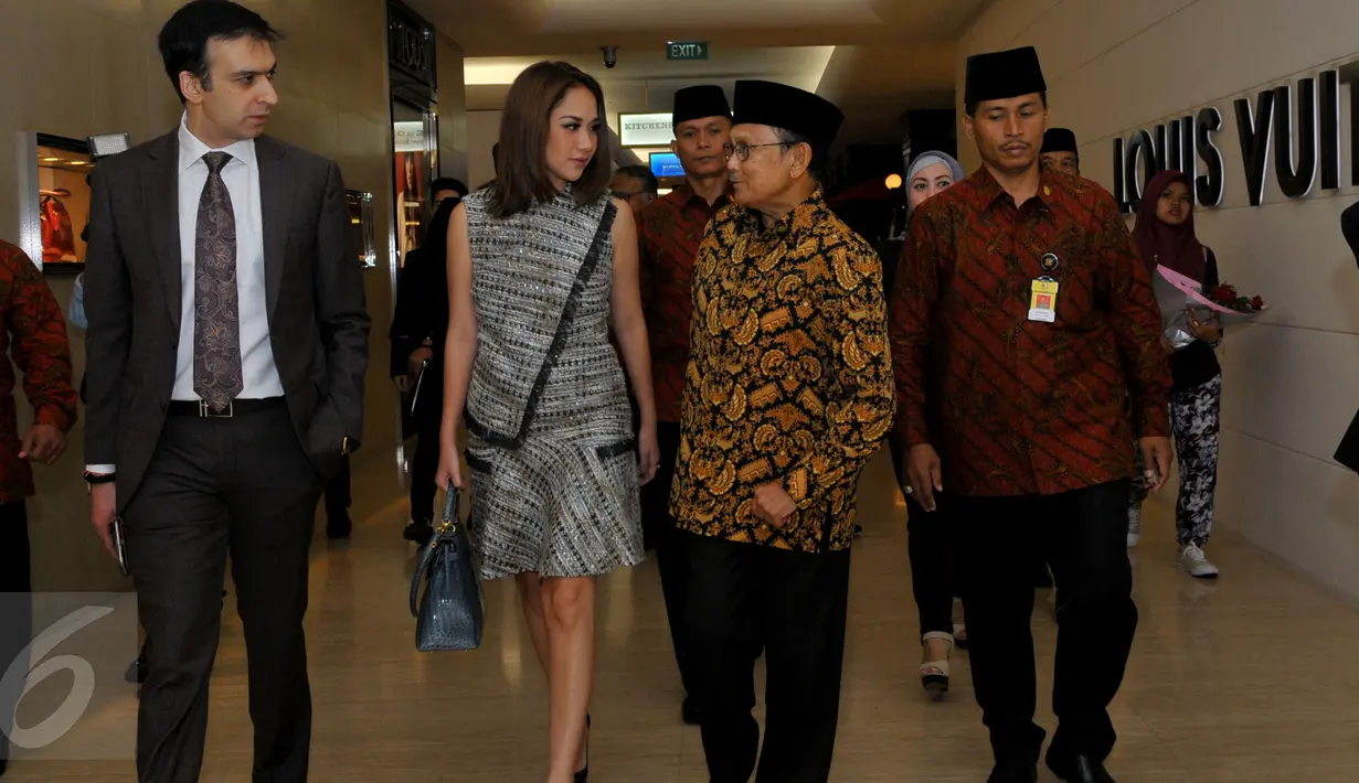 Mantan Presiden Indonesia, BJ Habibie dan aktris Bunga Citra Lestari saat menghadiri perayaan 10 tahun Reza Rahazian berkarya di industri film yang digelar di Plaza Indonesia, Jakarta, Rabu (3/9/2015). (Liputan6.com/Faisal R Syam)