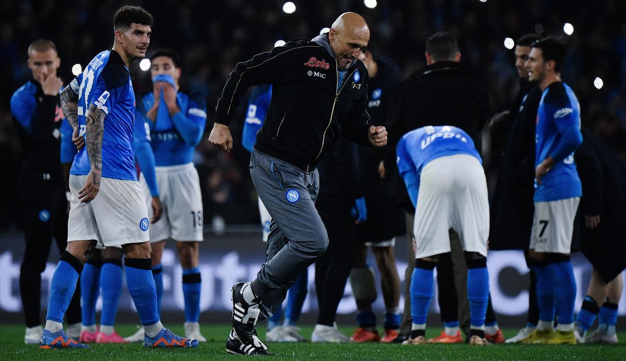 Pelatih Napoli, Luciano Spalletti merayakan kemenangan timnya atas Atalanta setelah berakhirnya laga pekan ke-26 Liga Italia 2022/2023 di Diego Armando Maradona Stadium, Naples, Minggu (12/3/2023) dini hari WIB. (AFP/Filippo Monteforte)