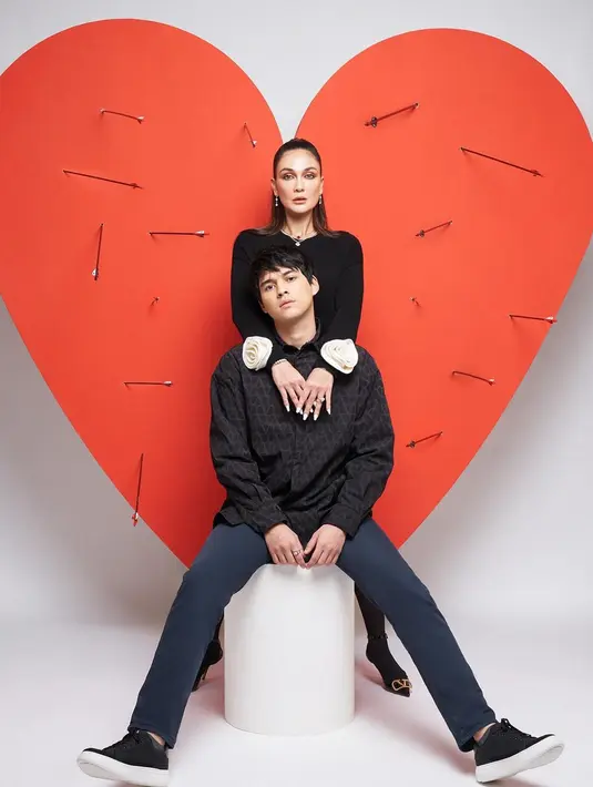 Penampilan Luna Maya dan Maxime Bouttier ini juga banjir pujian netizen. Meski terlihat memakai busana kasual, namuan keduanya tetap terlihat memesona. (Liputan6.com/IG/@lunamaya)