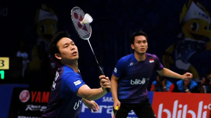 Pebulutangkis ganda putera Indonesia, M Ahsan/Hendra Setiawan berusaha mengembalikan  bola ke arah OR Cchin Chung/Tang Chun Man (Hongkong) saat laga di BCA Indonesia Open 2016, Istora  Senayan Jakarta, Rabu (1/6/2016). Ahsan/Hendra unggul 23-21, 25-23. (L