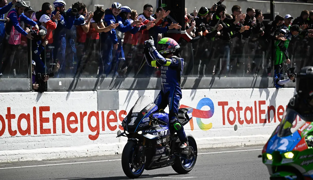 Pembalap Yart Yamaha Official team's, Marvin Fritz merayakan kemenangan dalam ajang 24 Hours of Le Mans yang berlangsung di Sirkuit Bugatti, Prancis, 19 April 2026 waktu setempat. (AFP/Julien De Rosa)