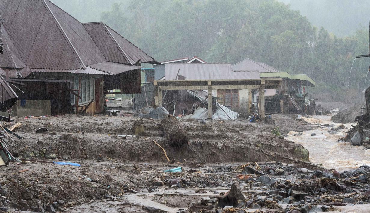Sementara, di Sumatera Barat, dampak bencana tercatat lebih meluas hingga mencakup 13–14 kabupaten/kota. Tampak dalam foto, rumah-rumah terlihat rusak setelah banjir melanda Malalak, Sumatera Barat, Kamis 27 November 2025. (AP Photo/Ade Yuandha)
