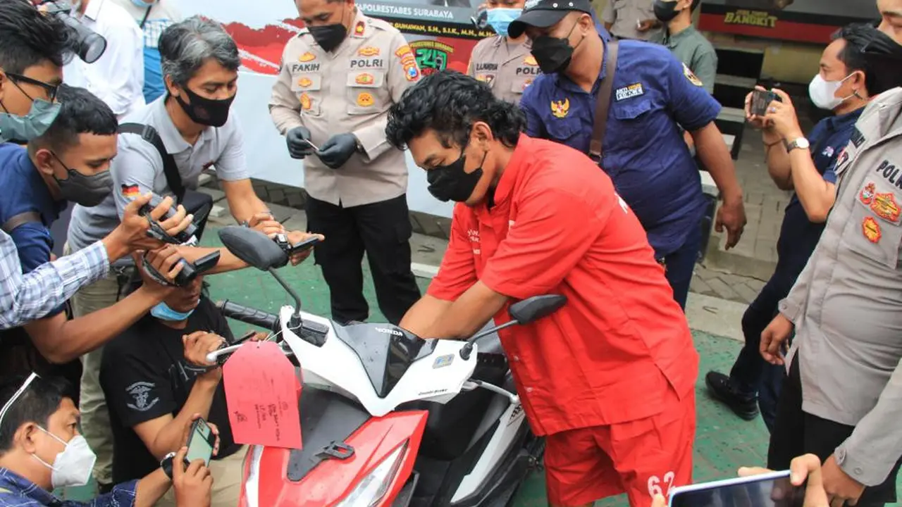 HT saat memperagakan aksi pencurian motor milik pelajar SMA Surabaya. (Dian Kurniawan/Liputan6.com)