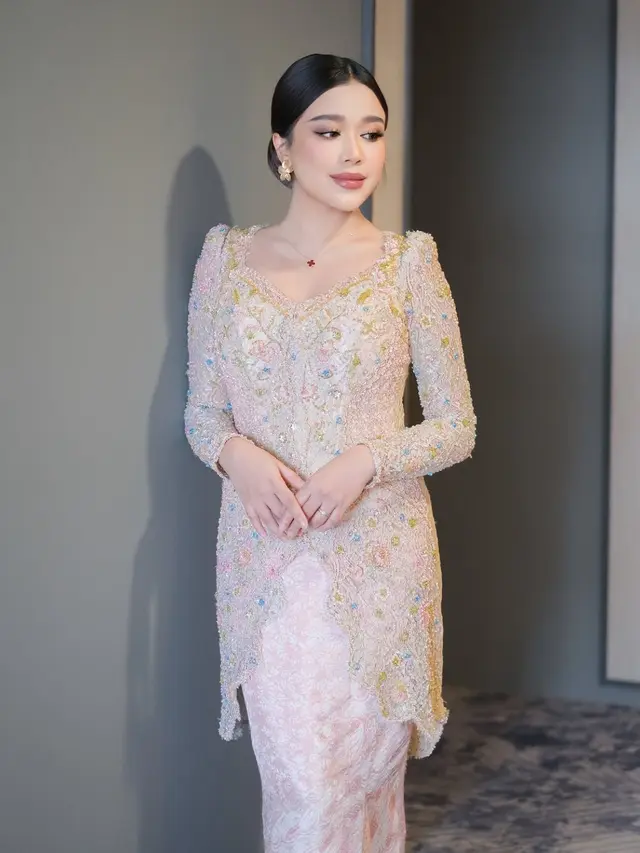 Brisia Jodie saat kondangan di Kampung Halaman pakai kebaya. [@brisiajodie96]