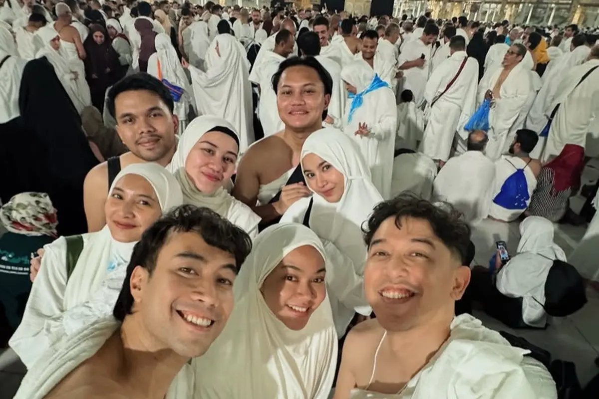 Tampilan Empat Pasutri Selebritis Berfoto Depan Ka'bah