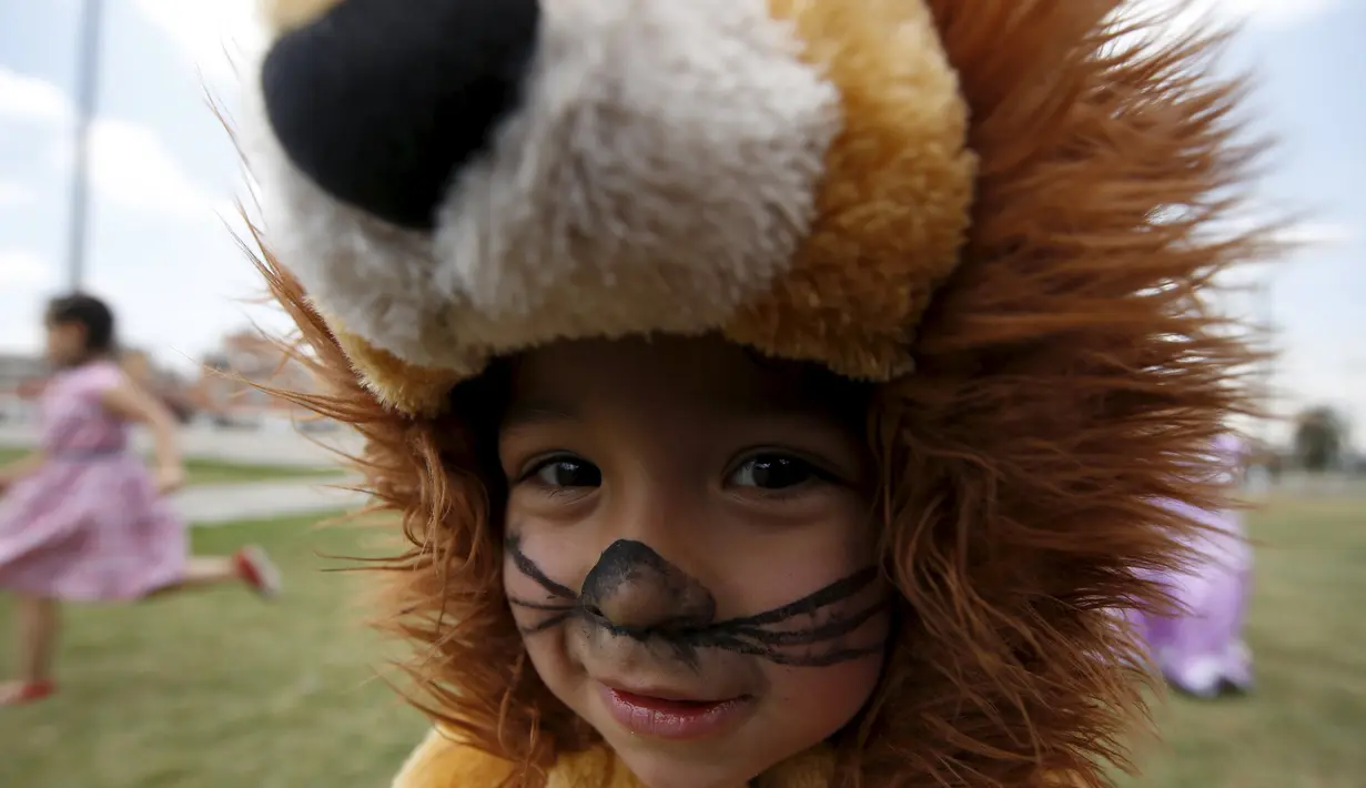 Siswa sekolah Brainshire memakai kostum singa selama ikuti selama parade halloween di kota Paranaque, Filipina, Jumat (30/10/2015). Anak - anak ini ikut merayakan halloween yang dirayakan setiap akhir bulan oktober. (REUTERS/Romeo Ranoco)
