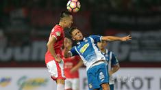 Pemain Persija Jakarta, Arthur Irawan (kiri) berduel dengan pemain RCD Espanyol pada laga persahabatan di Stadion Patriot, Bekasi, (19/7/2017). Persija kalah 0-7. (Bola.com/Nicklas Hanoatubun)