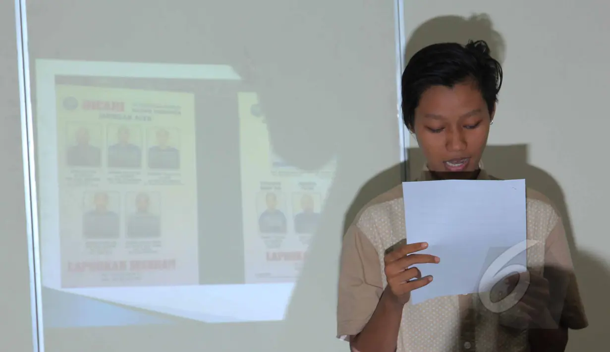 Keluarga membaca surat terbuka untuk Presiden Joko Widodo terkait intimidasi yang dilakukan penyidik BNN terhadap Siti Farida Wulandari di LBH Jakarta, Senin (25/5/2015). Siti ditahan BNN sejak 5 April 2015. (Liputan6.com/Helmi Afandi)