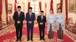 Terbaru, Almira Yudhoyono mencuri perhatian saat ikut mendampingi AHY dalam pelantikan menjadi Menteri ATR/BPN. Dara berusia 15 tahun itu tampil memukau dengan kebaya brokat bernuansa baby blue, senada dengan Annisa Pohan. Tinggi badannya yang menuruni sang ayah pun jadi sorotan saat foto bersama Presiden Jokowi dan Wapres Ma'ruf Amin. (Liputan6.com/IG/@annisayudhoyono)