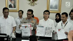 Kabid Humas Polda Metro Jaya Kombes Pol Argo Yuwono didampingi Subdit II Fismondev Dit Reskrimsus menunjukkan barang bukti saat rilis tindak pidana penipuan penjualan valas di Mapolda Metro Jaya, Jakarta, Senin (10/2). (Merdeka.com/Iqbal Nugroho)