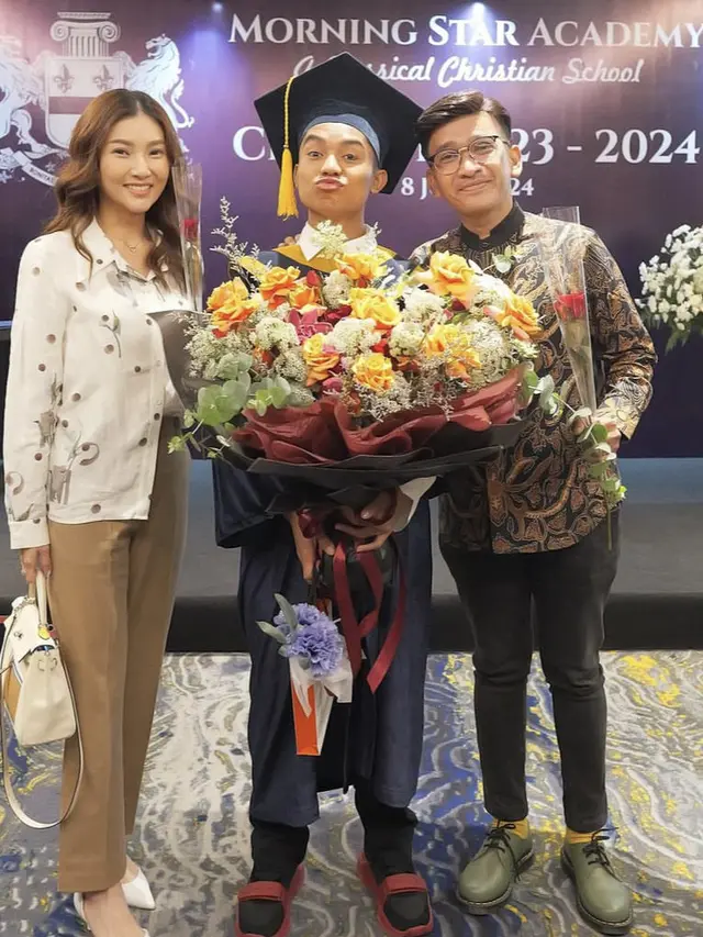 Betrand Peto wisuda. (Instagram.com/betrandpetoputraonsu)