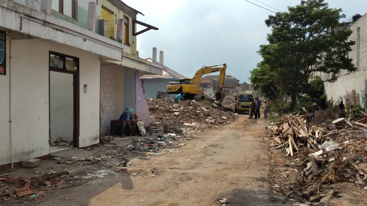 Penertiban sejumlah bangunan liar di sepanjang jalur menuju stasiun Garut Kota, Garut, Jawa Barat