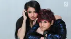 Momen kedekatan musikus Mitha The Virgin bersama DJ Citra Anidya Pratiwi di Jakarta, Selasa (20/3). Mitha dan DJ Citra tergabung dalam Black Champagne. (Liputan6.com/Faizal Fanani)