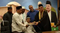 Wakil Ketua Dewan Masjid Indonesia (DMI) Komjen Syafruddin menerima ulama Arab Saudi Syekh Khalid Al Hamoudi (Liputan6.com/Nafiysul Qodar)