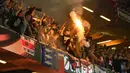 Suporter Ajax Amsterdam menyalakan flare saat menyaksikan langsung tim kesayanganya kalah dari Manchester United di Stadion Stockholm, Swedia, (24/05/2017). Manchester menang 2-0. (AP/Martin Meissner)